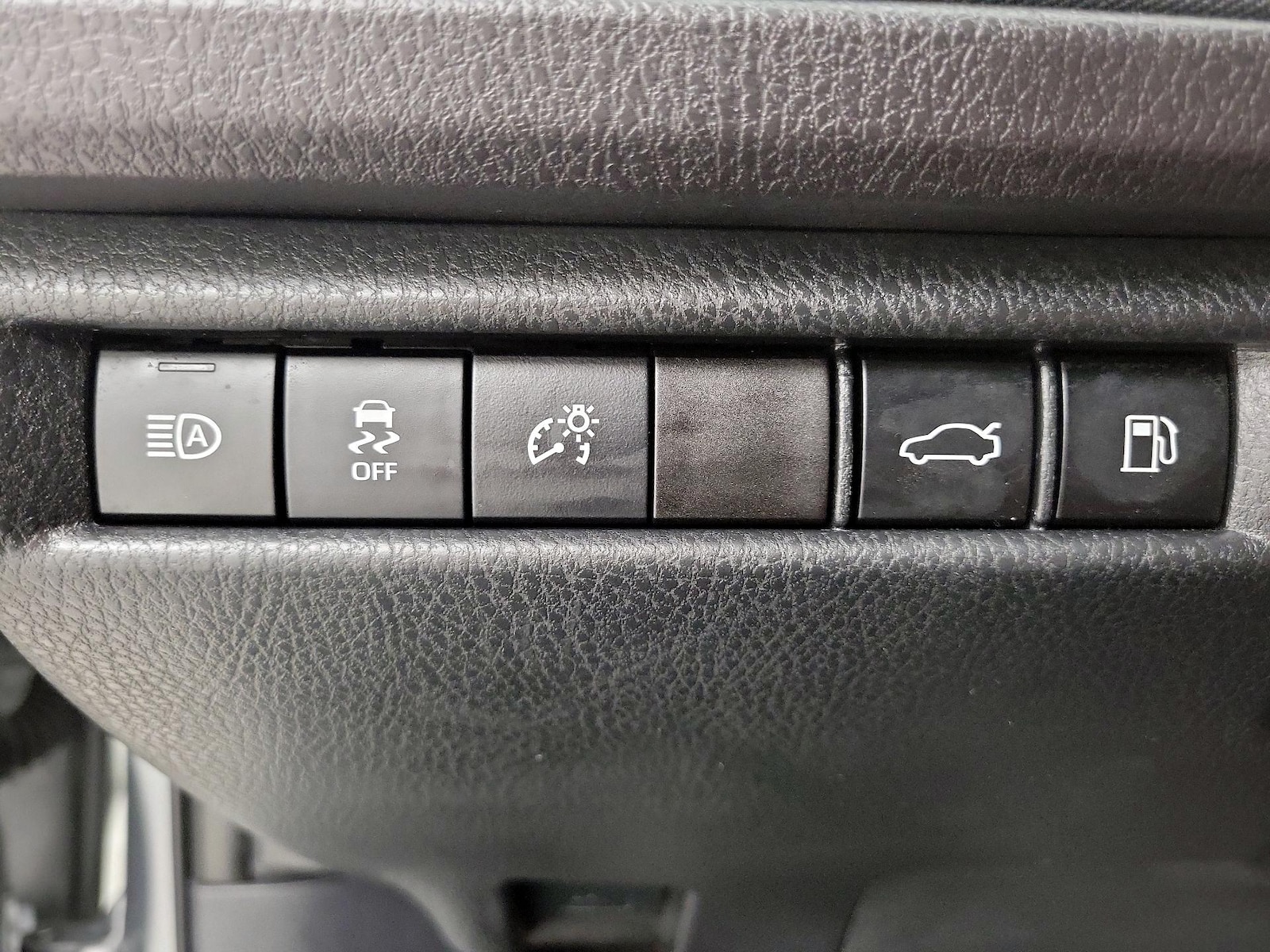 2025 Toyota Camry LE - Photo 14