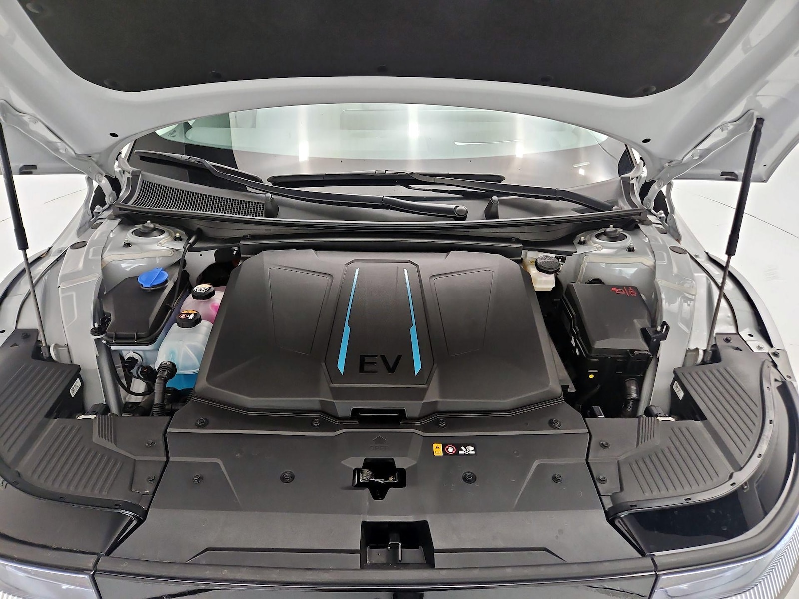 2024 Hyundai IONIQ 5 Limited - Photo 25