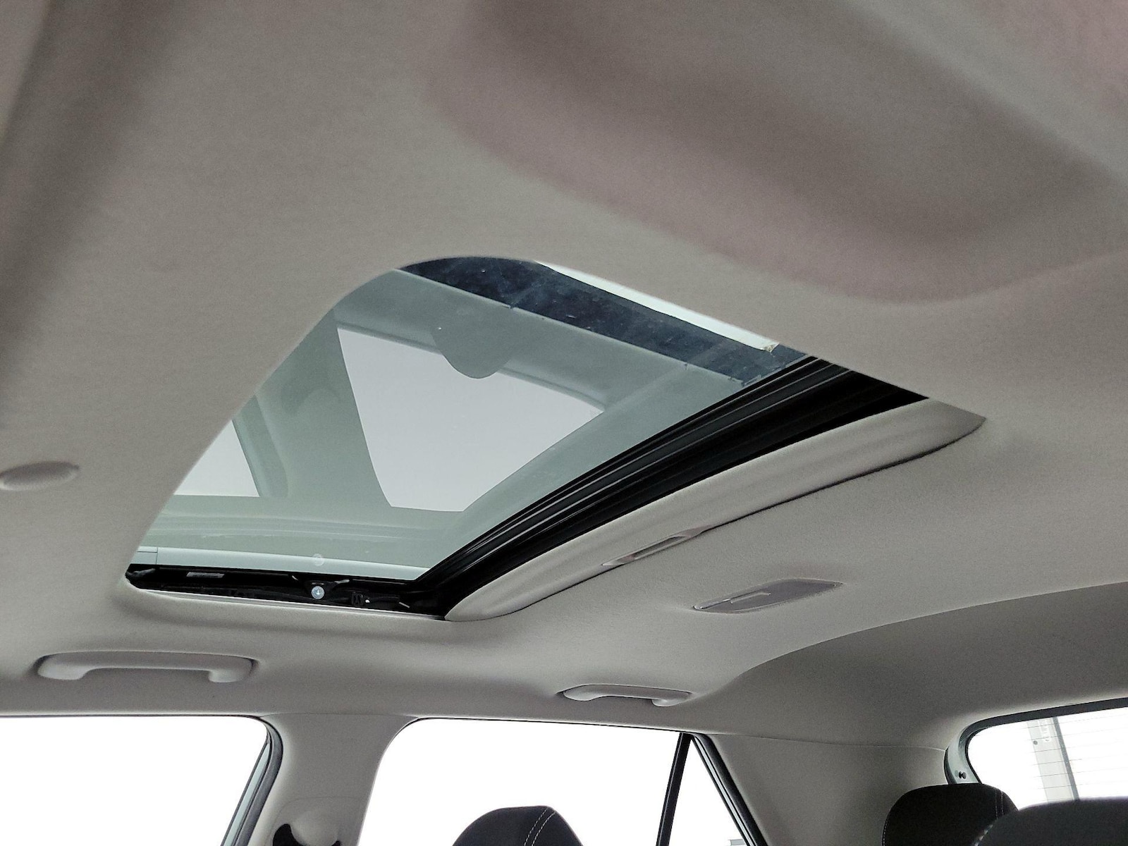 Sunroof(s) & Overhead Airbags