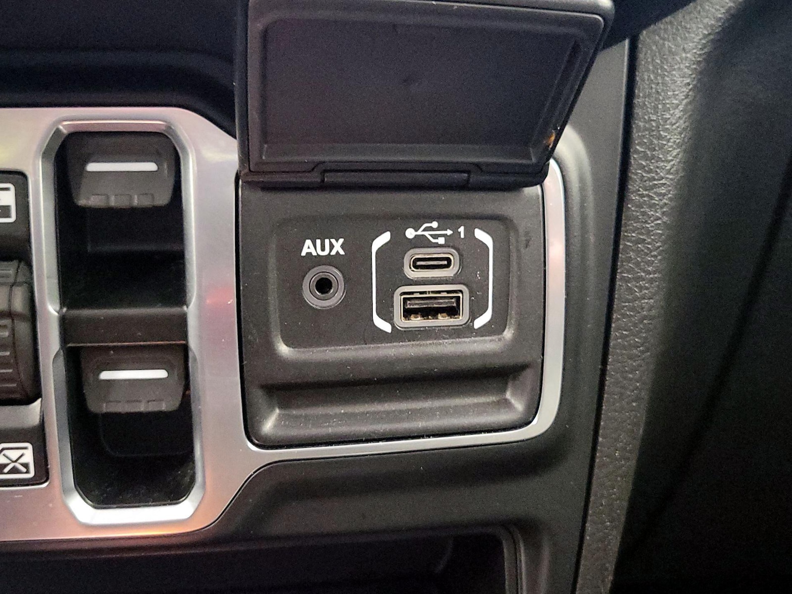 2025 Jeep Wrangler 4-Door Sahara - Photo 19