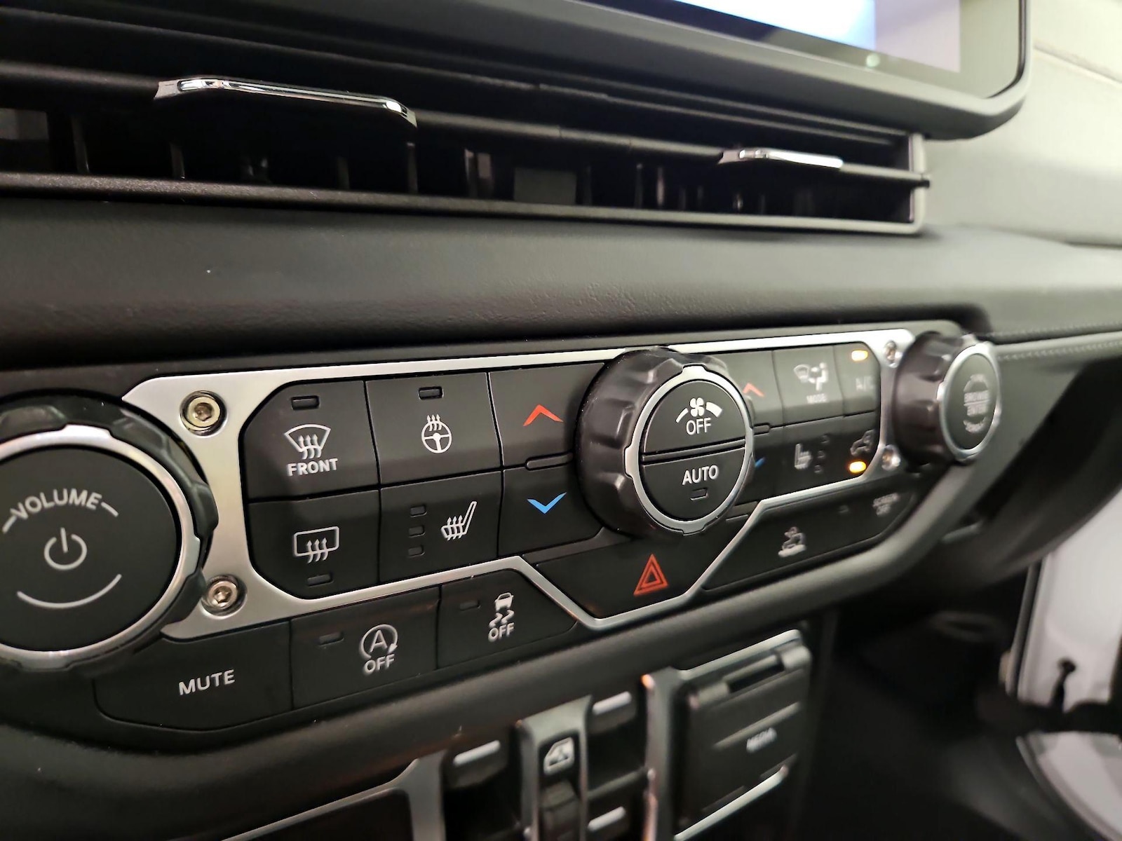 2026 Jeep Wrangler 4-Door Sahara - Photo 17
