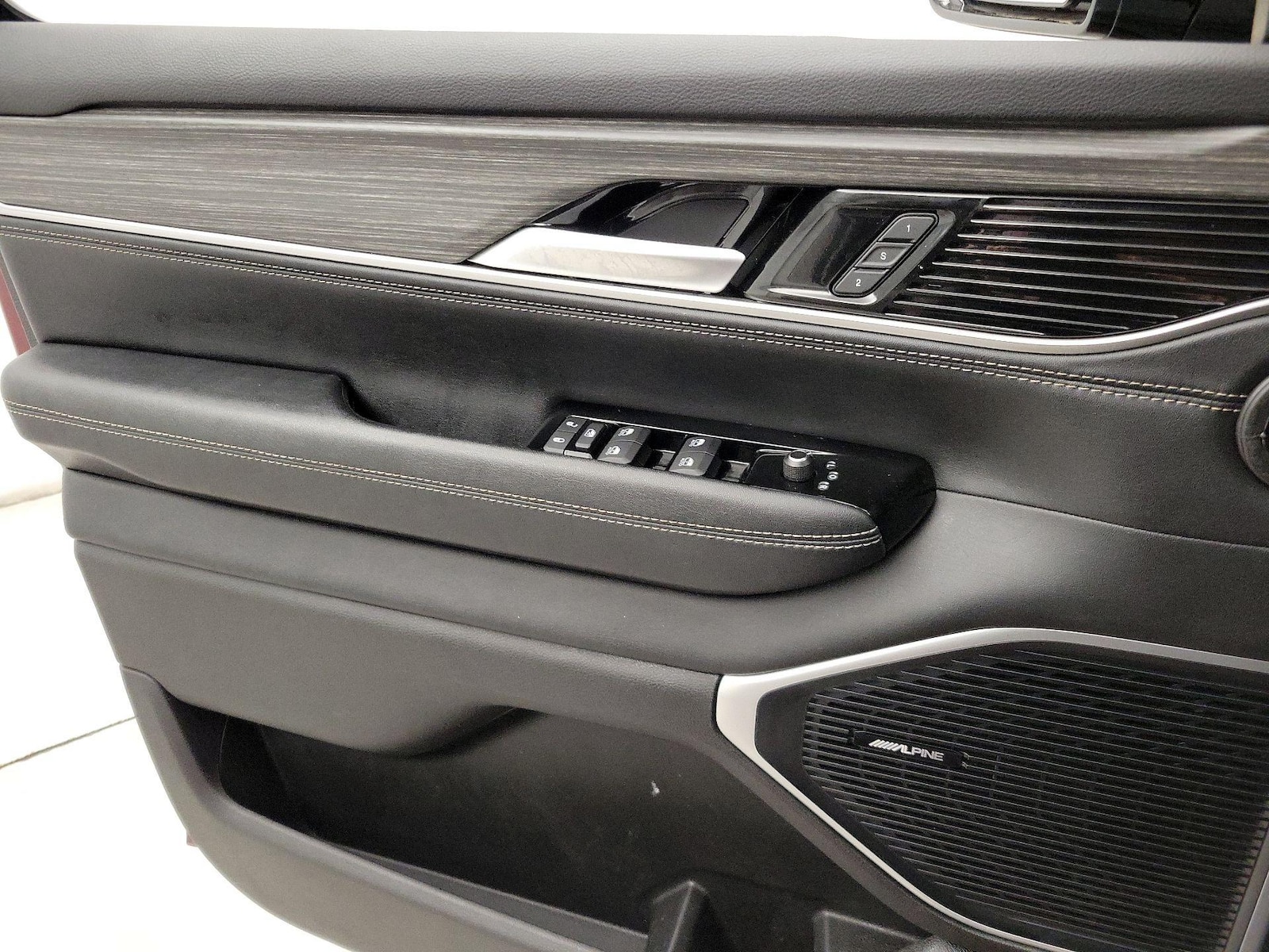 2024 Jeep Wagoneer L Series II - Photo 13