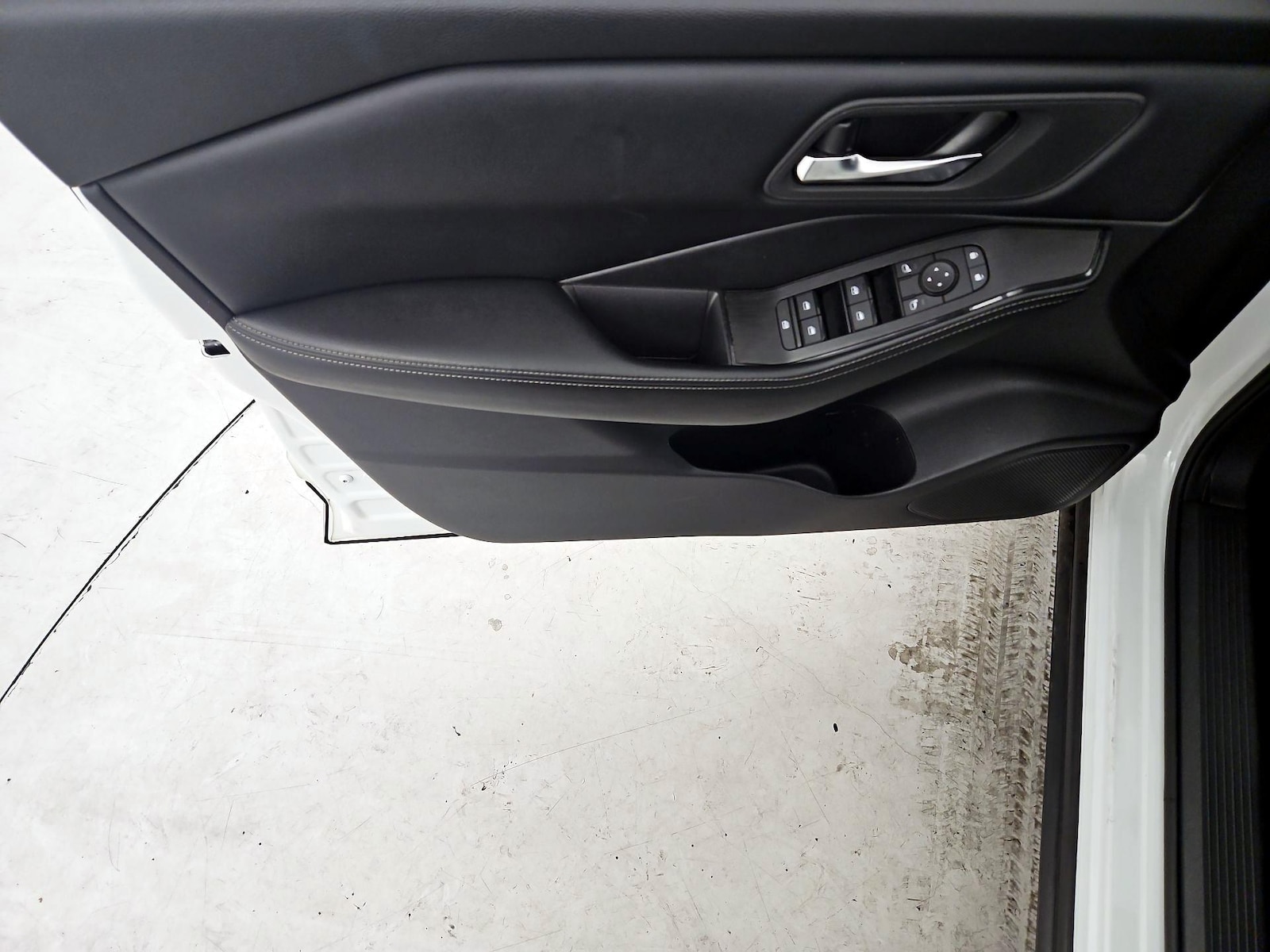 2025 Nissan Rogue SV - Photo 13