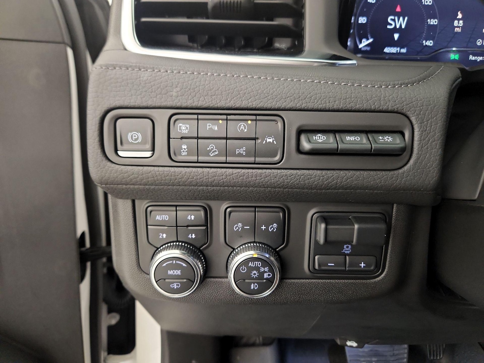 2023 GMC Yukon Denali - Photo 14