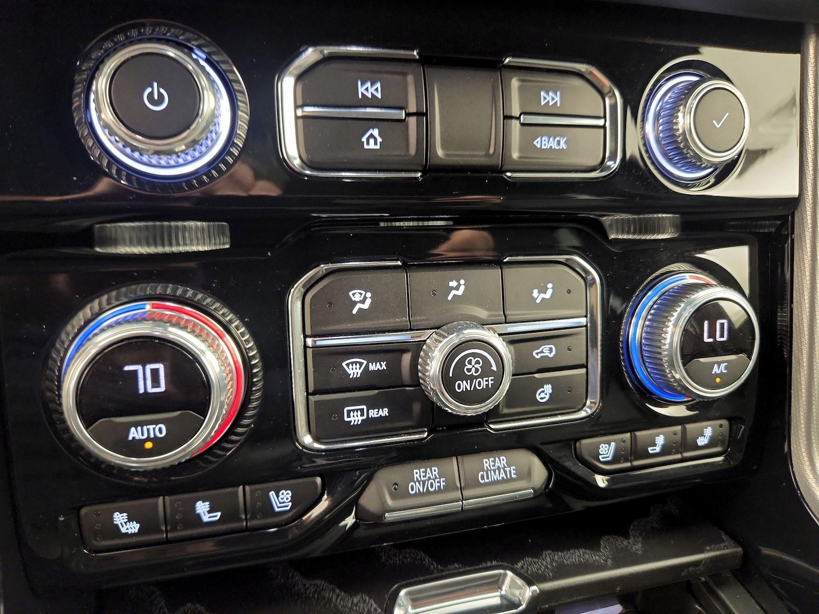 2023 GMC Yukon Denali - Photo 18