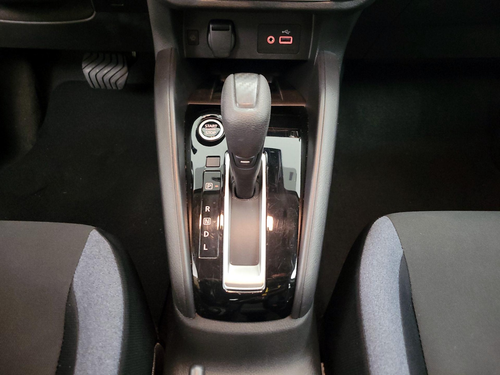 2025 Nissan Versa Sedan SV - Photo 17