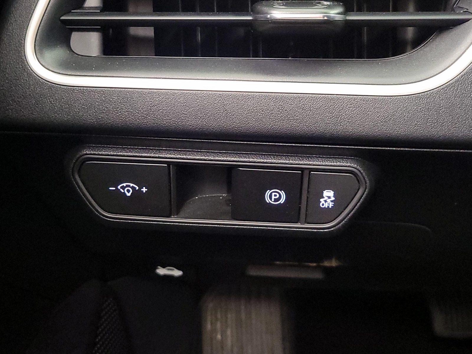 2025 Kia K4 LXS - Photo 14