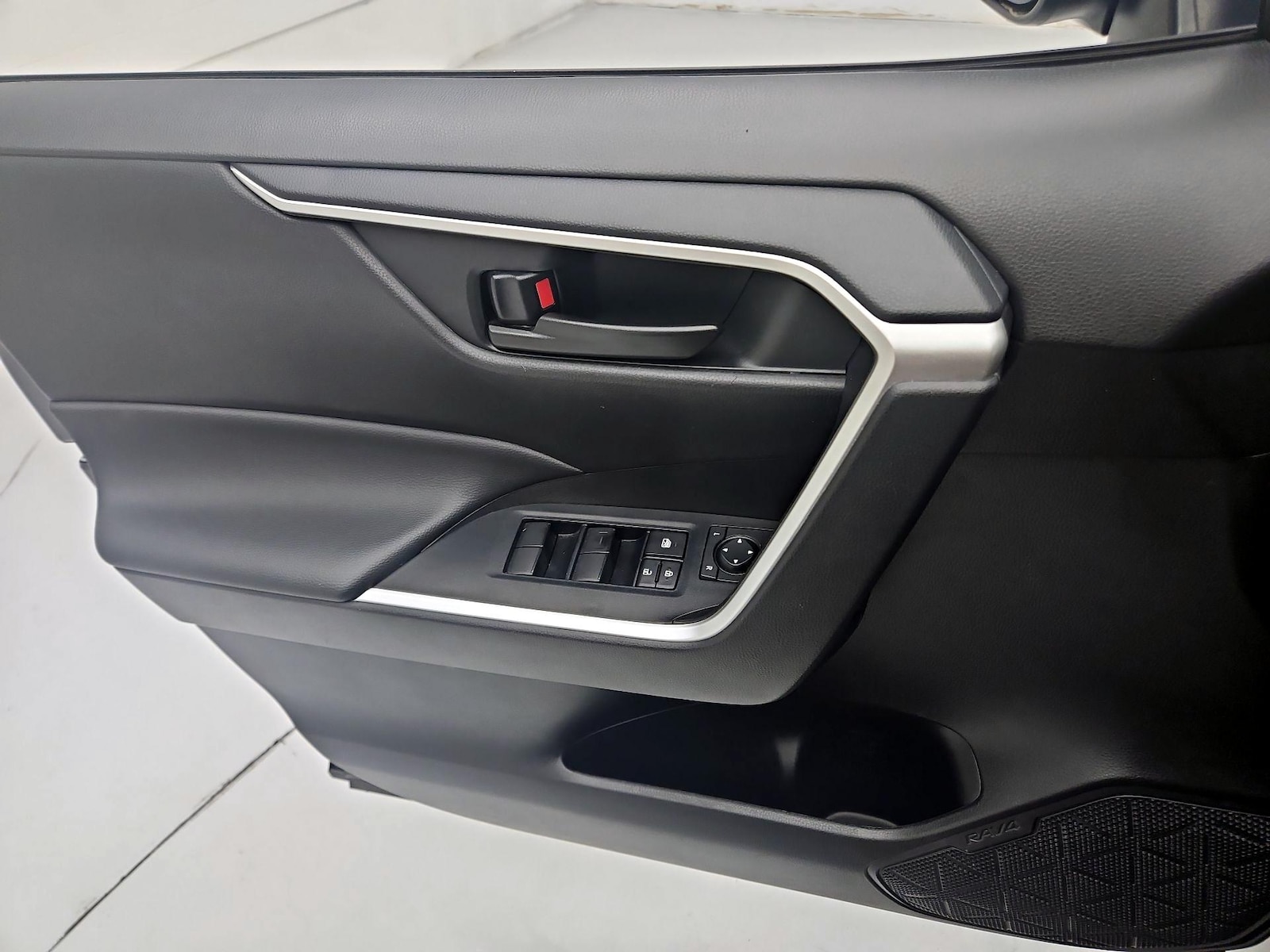 2025 Toyota RAV4 LE - Photo 13