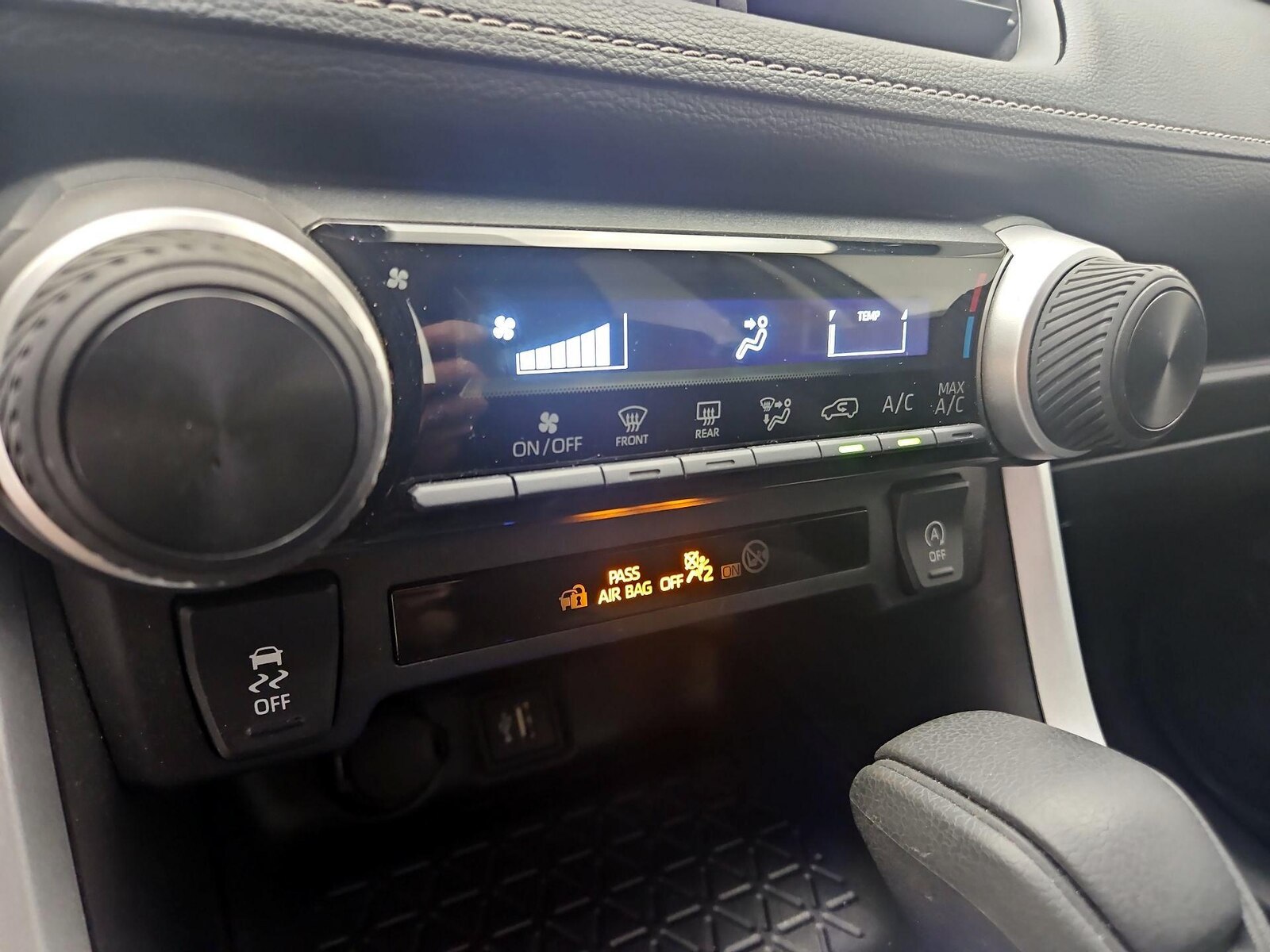 2025 Toyota RAV4 LE - Photo 17