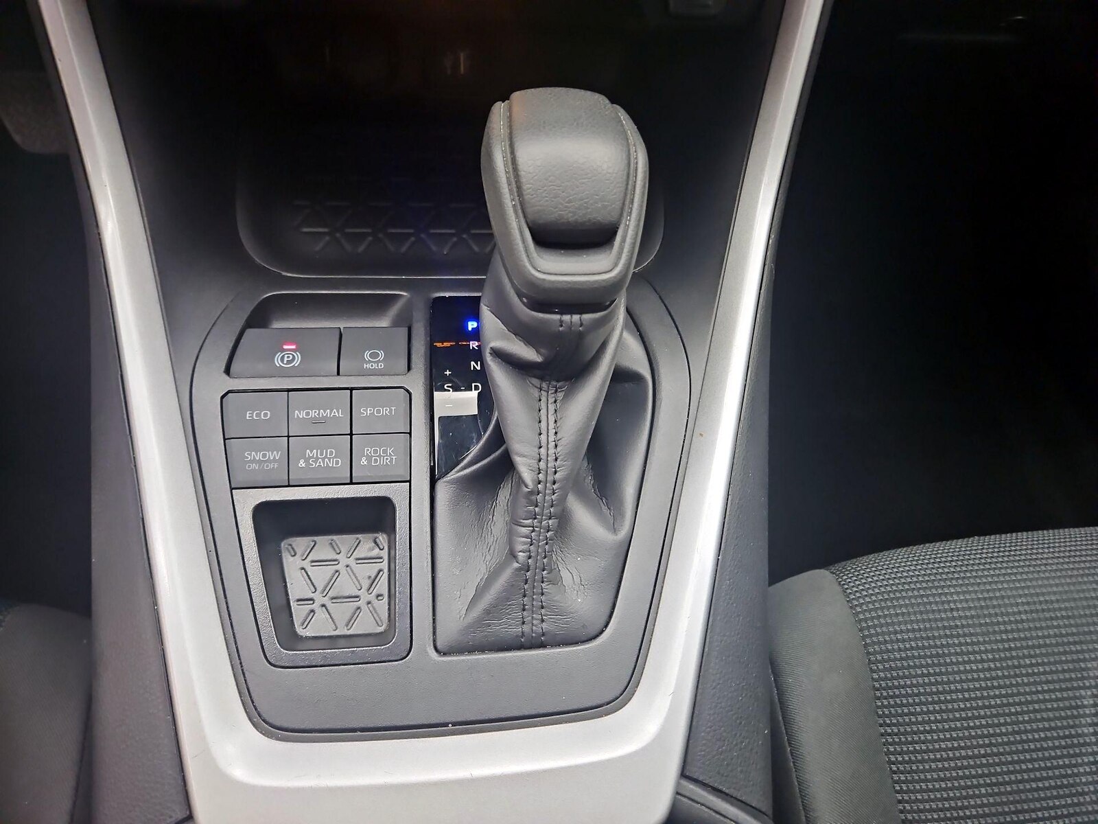 2025 Toyota RAV4 LE - Photo 18