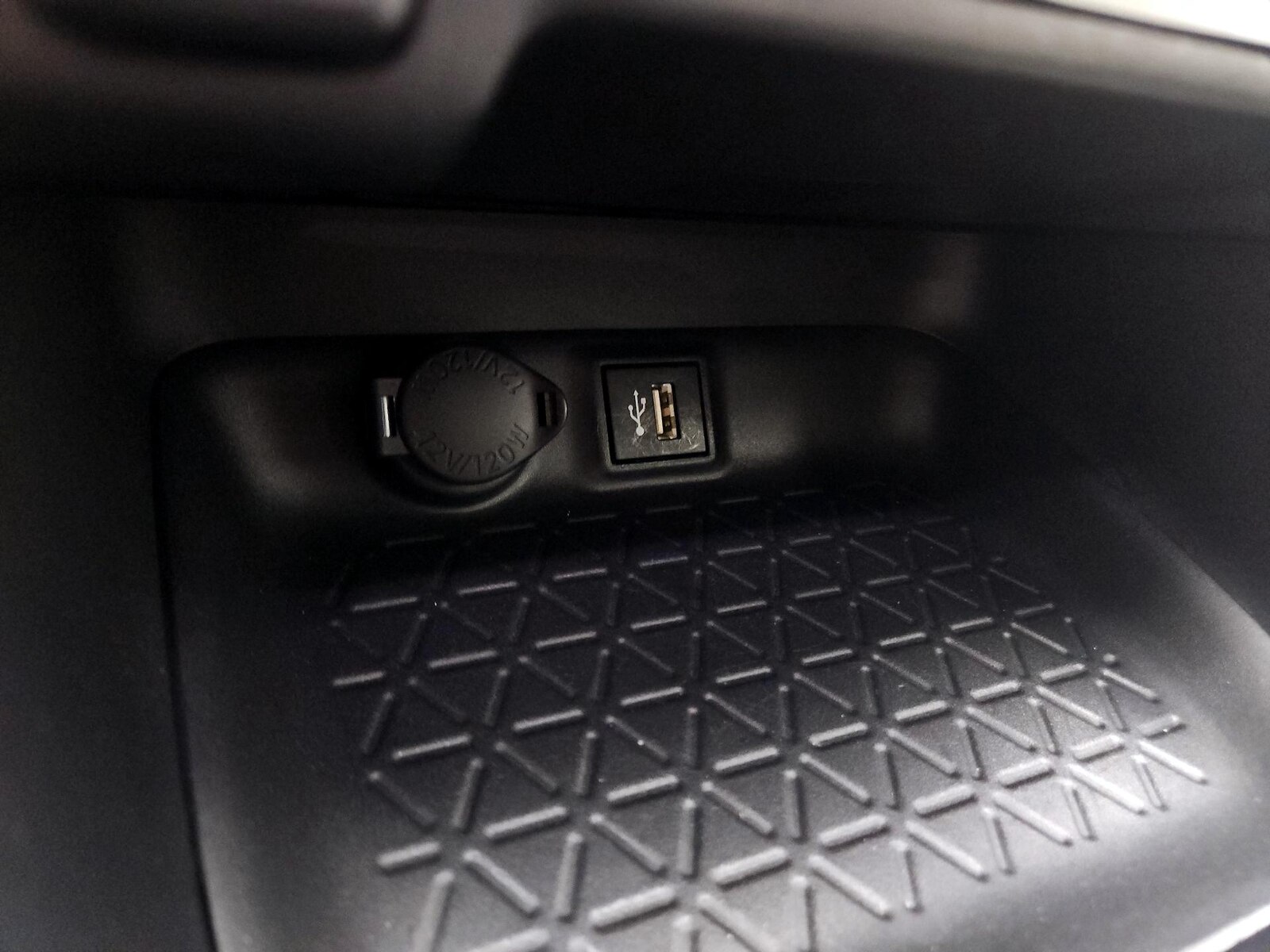 2025 Toyota RAV4 LE - Photo 19