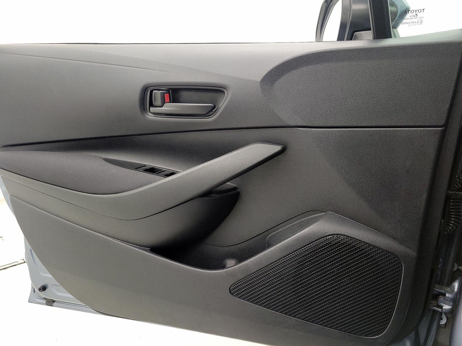 2026 Toyota Corolla LE - Photo 13
