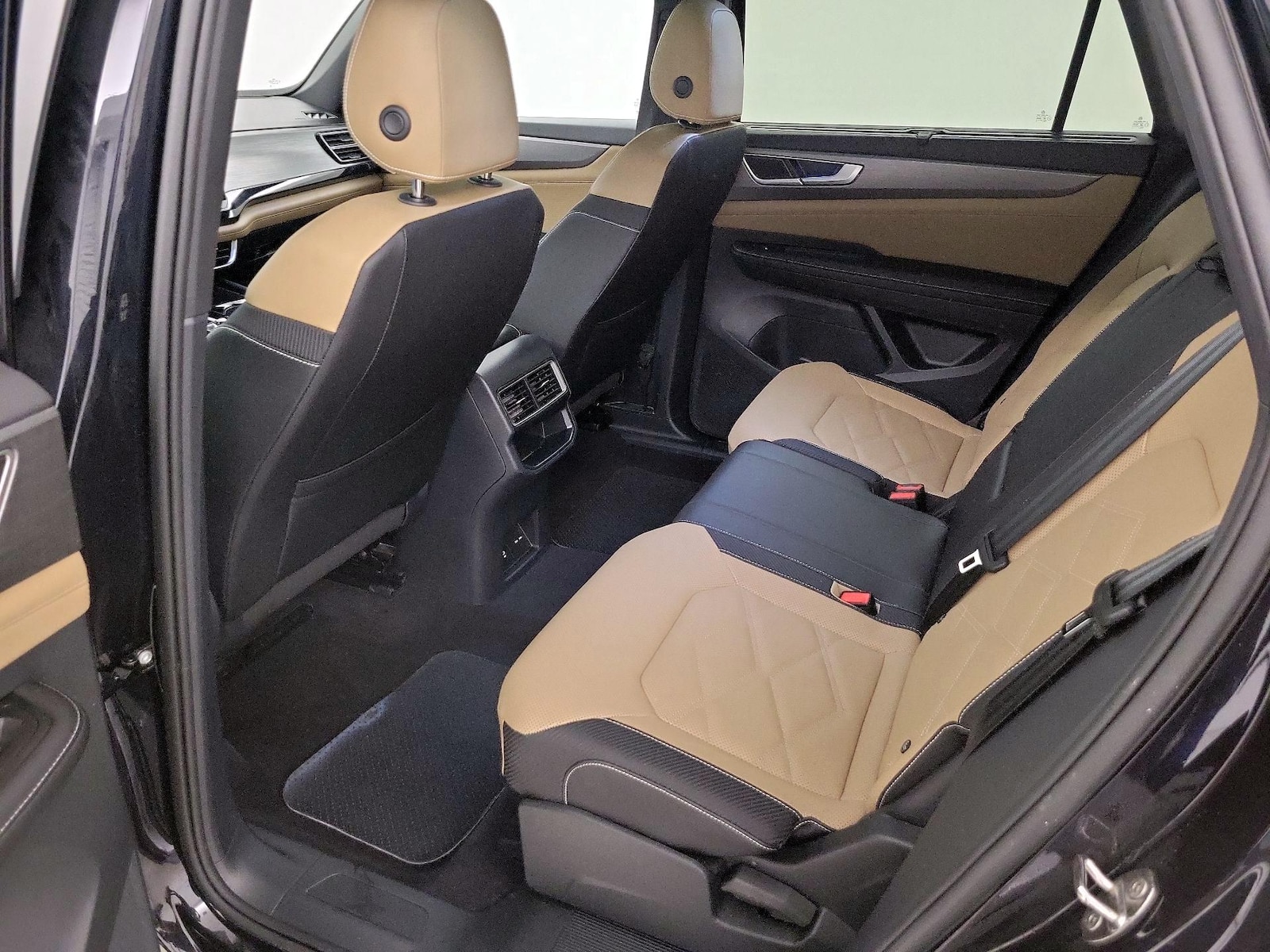 2025 Volkswagen Atlas Cross Sport SE w/Tech - Photo 21