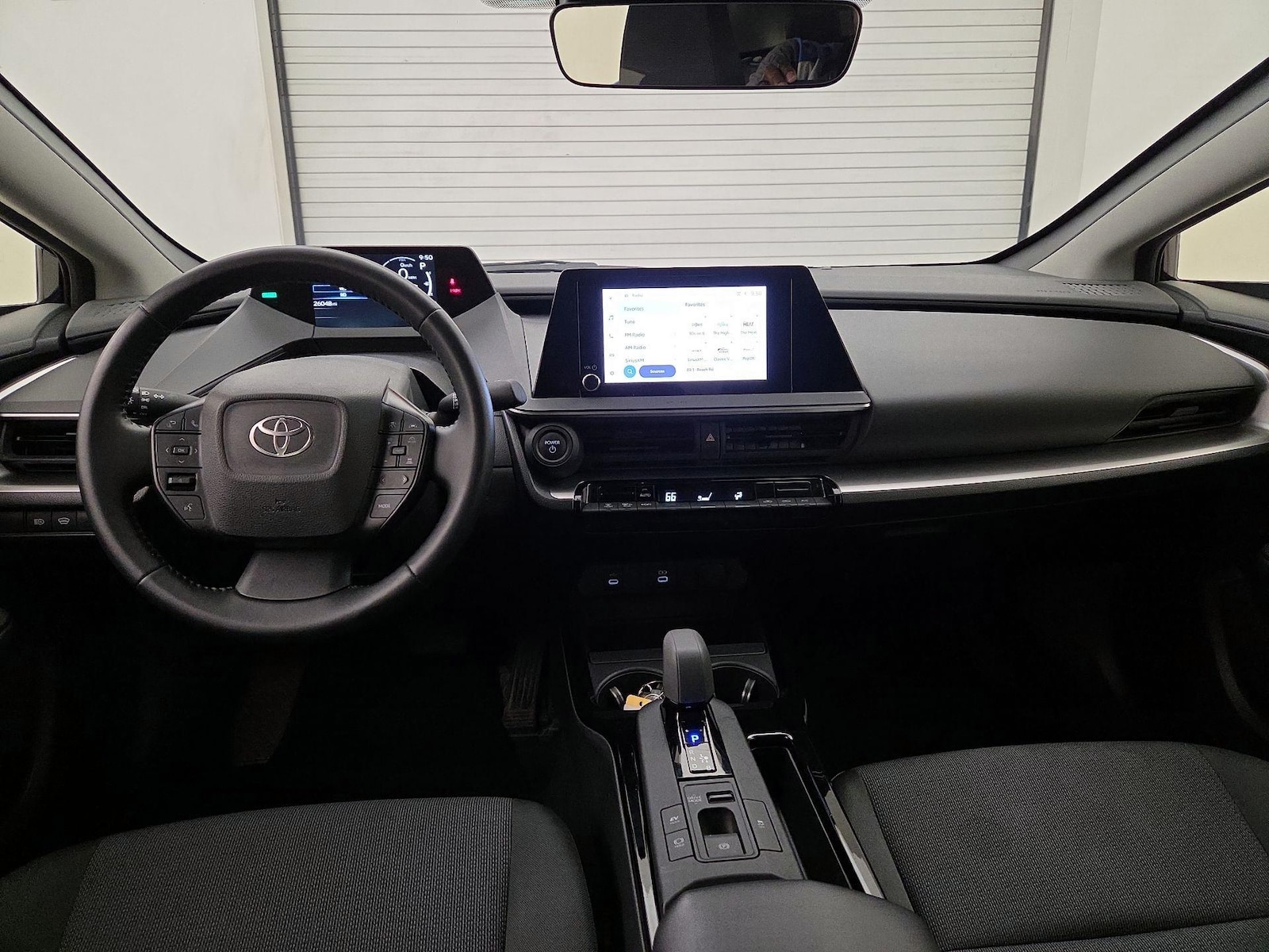 2025 Toyota Prius LE - Photo 10