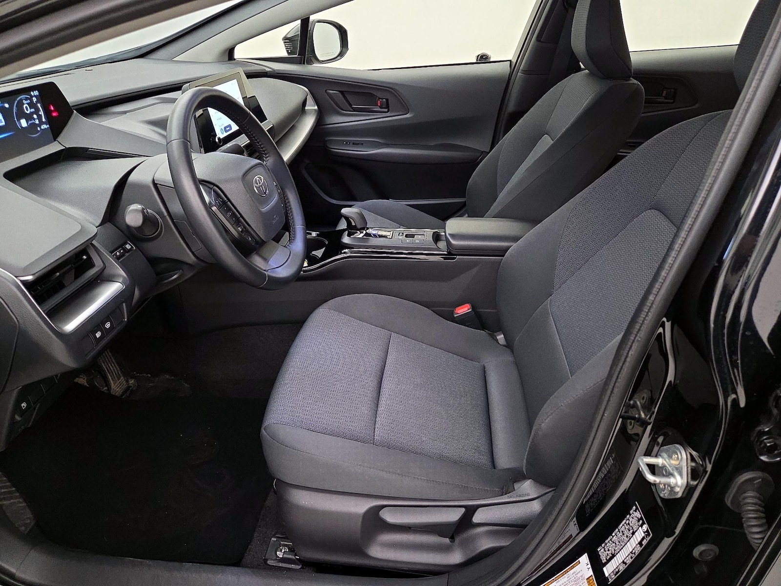 2025 Toyota Prius LE - Photo 12