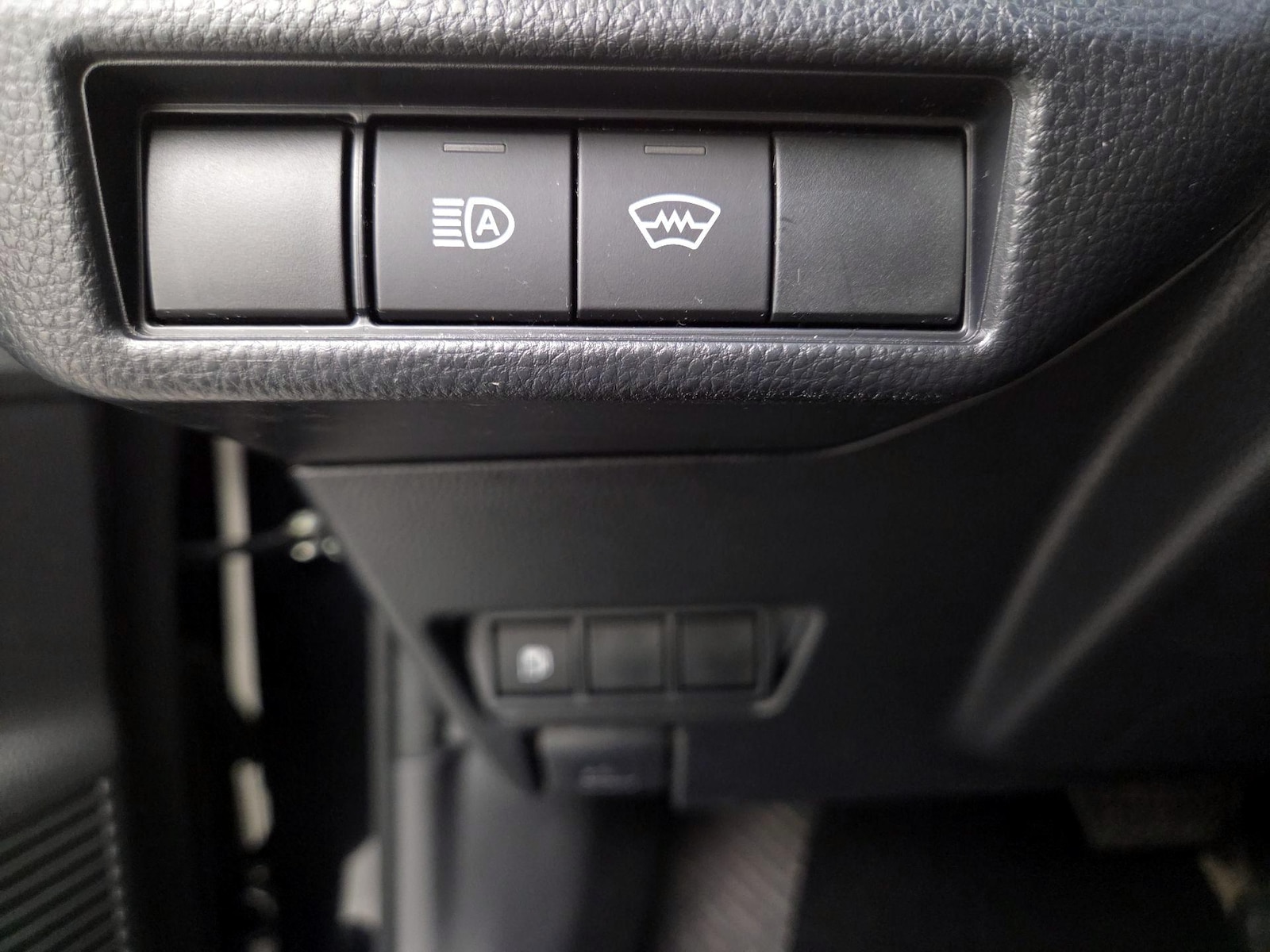 2025 Toyota Prius LE - Photo 14