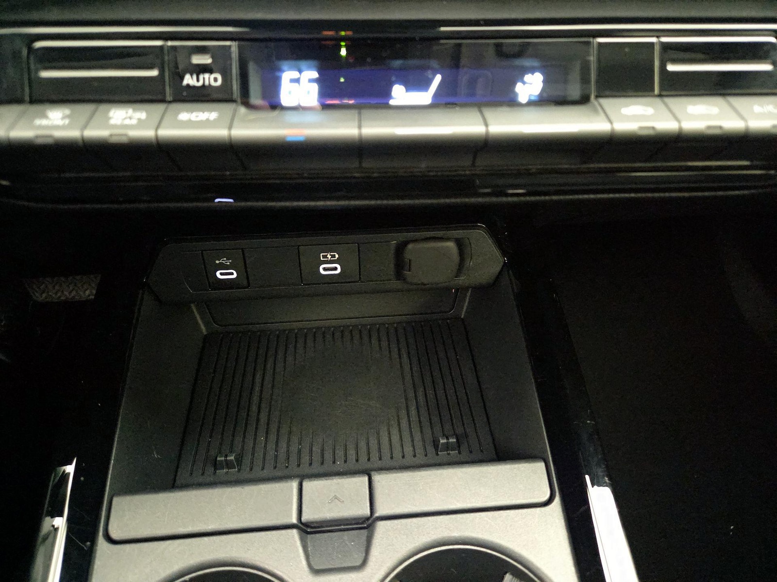 2025 Toyota Prius LE - Photo 17