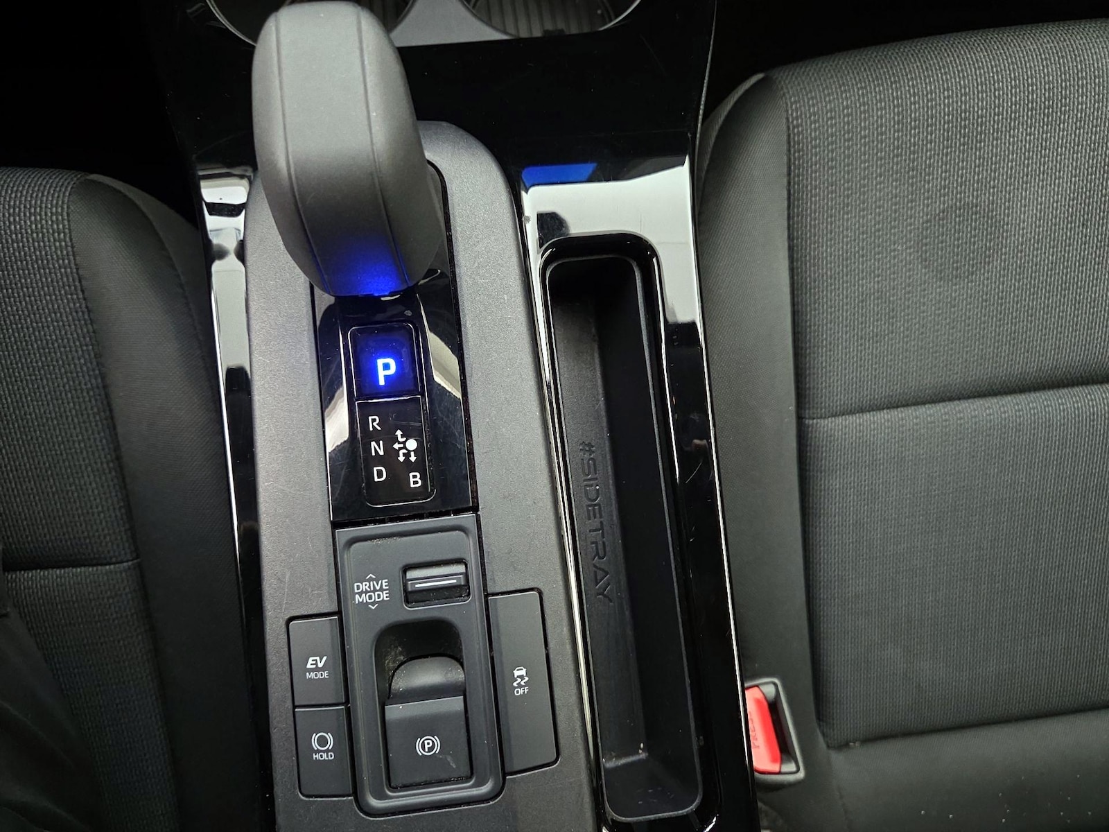 2025 Toyota Prius LE - Photo 18