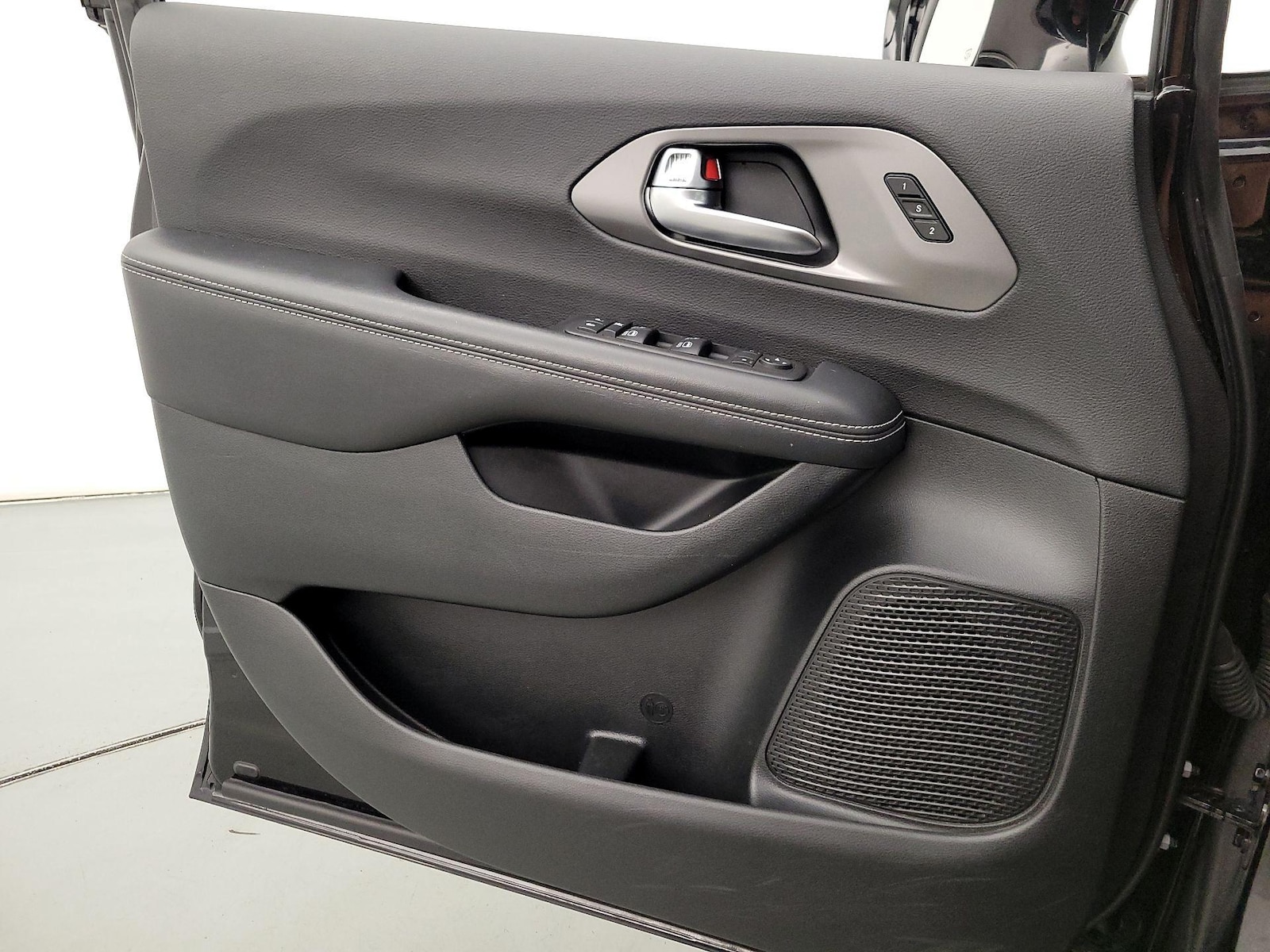 2025 Chrysler Pacifica Select - Photo 13