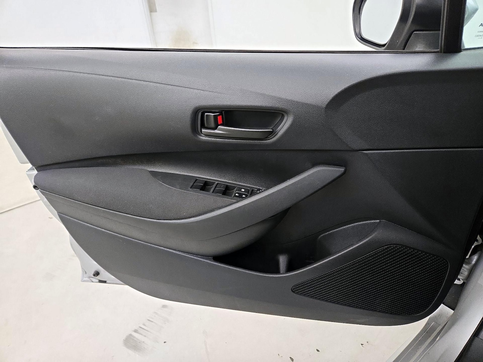 2025 Toyota Corolla LE - Photo 13