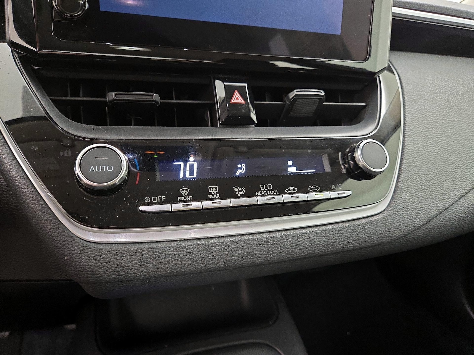 2025 Toyota Corolla LE - Photo 17