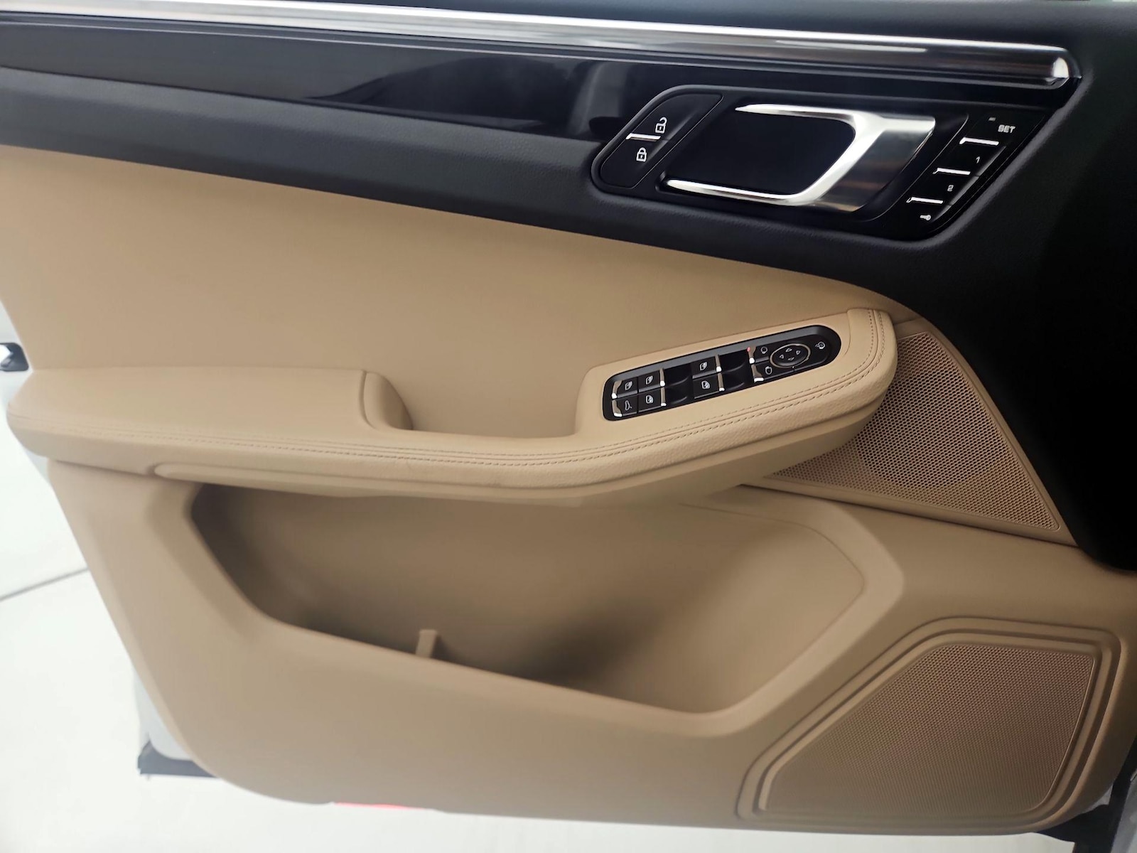2025 Porsche Macan T - Photo 13