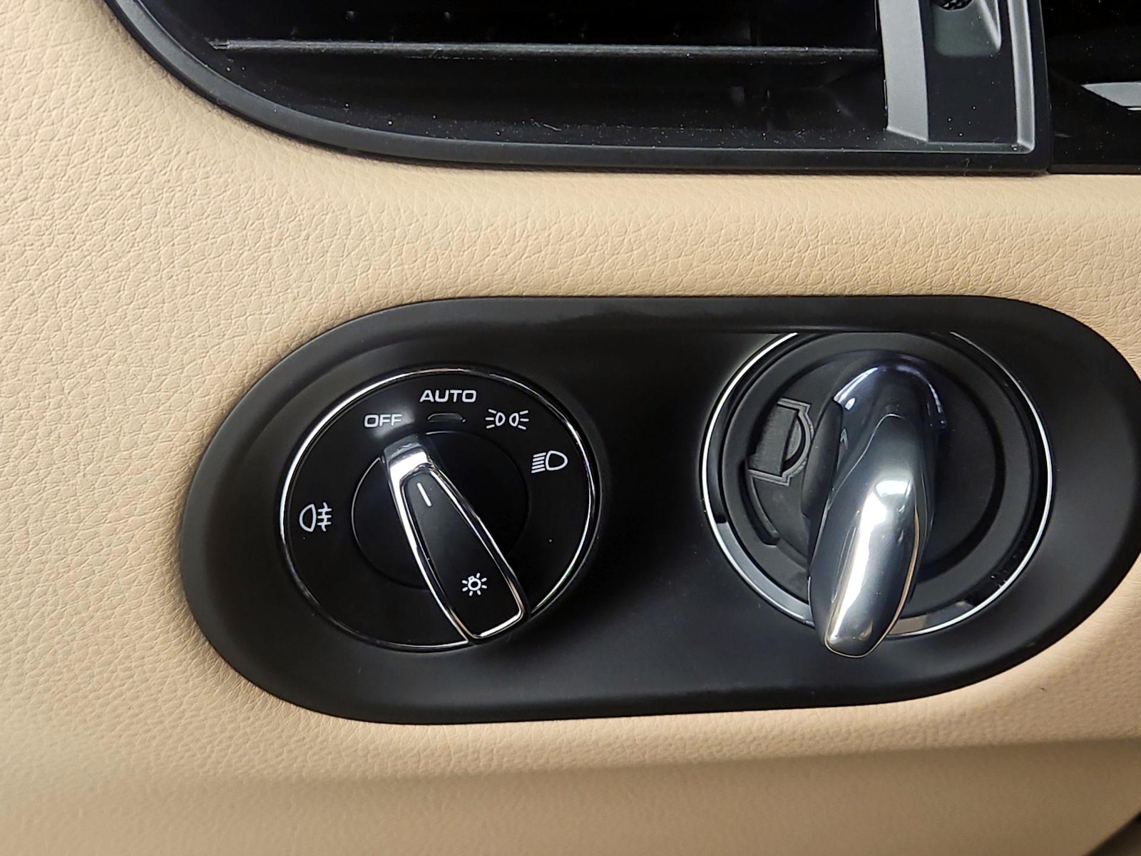 2025 Porsche Macan T - Photo 14