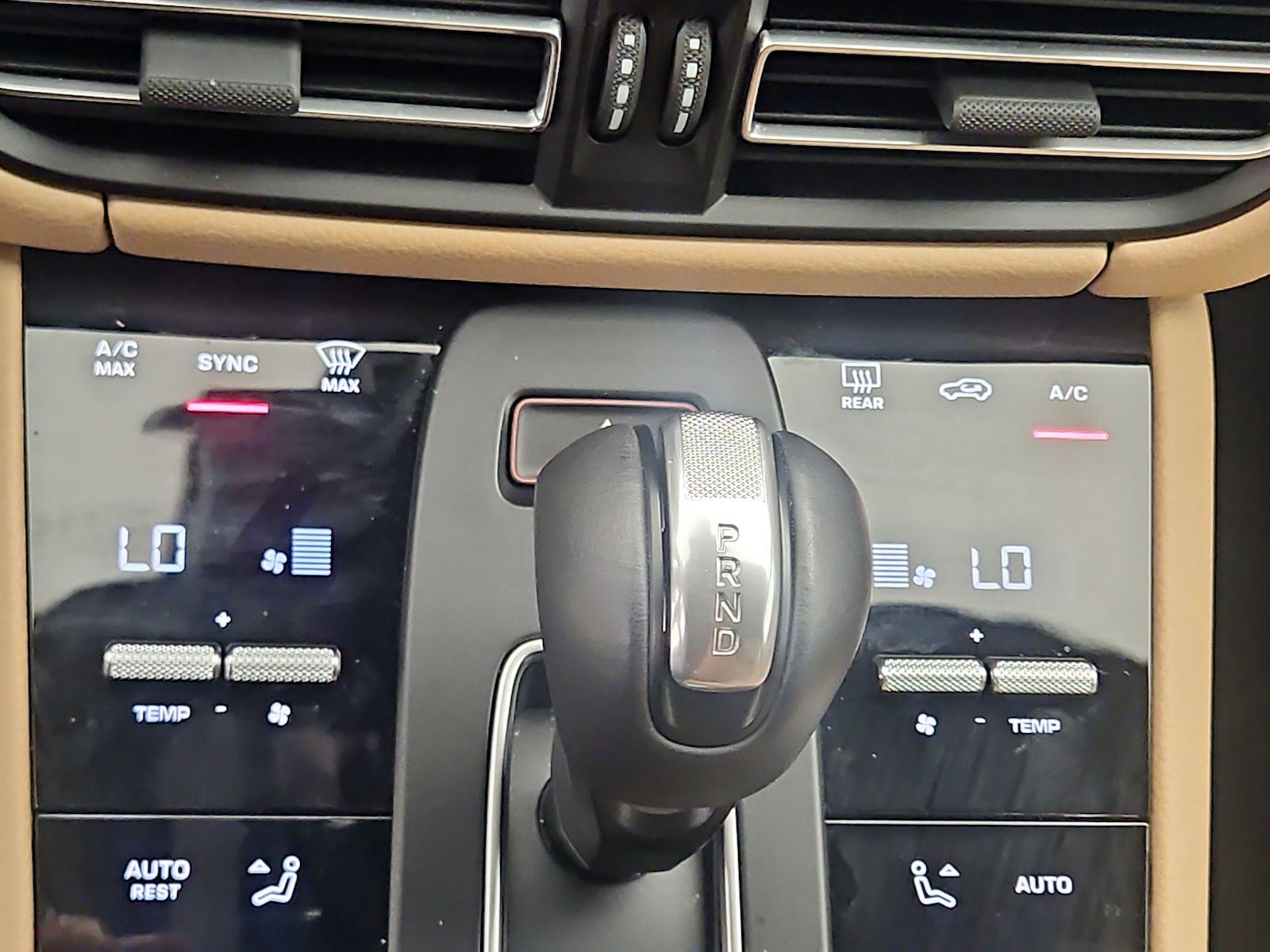 2025 Porsche Macan T - Photo 17