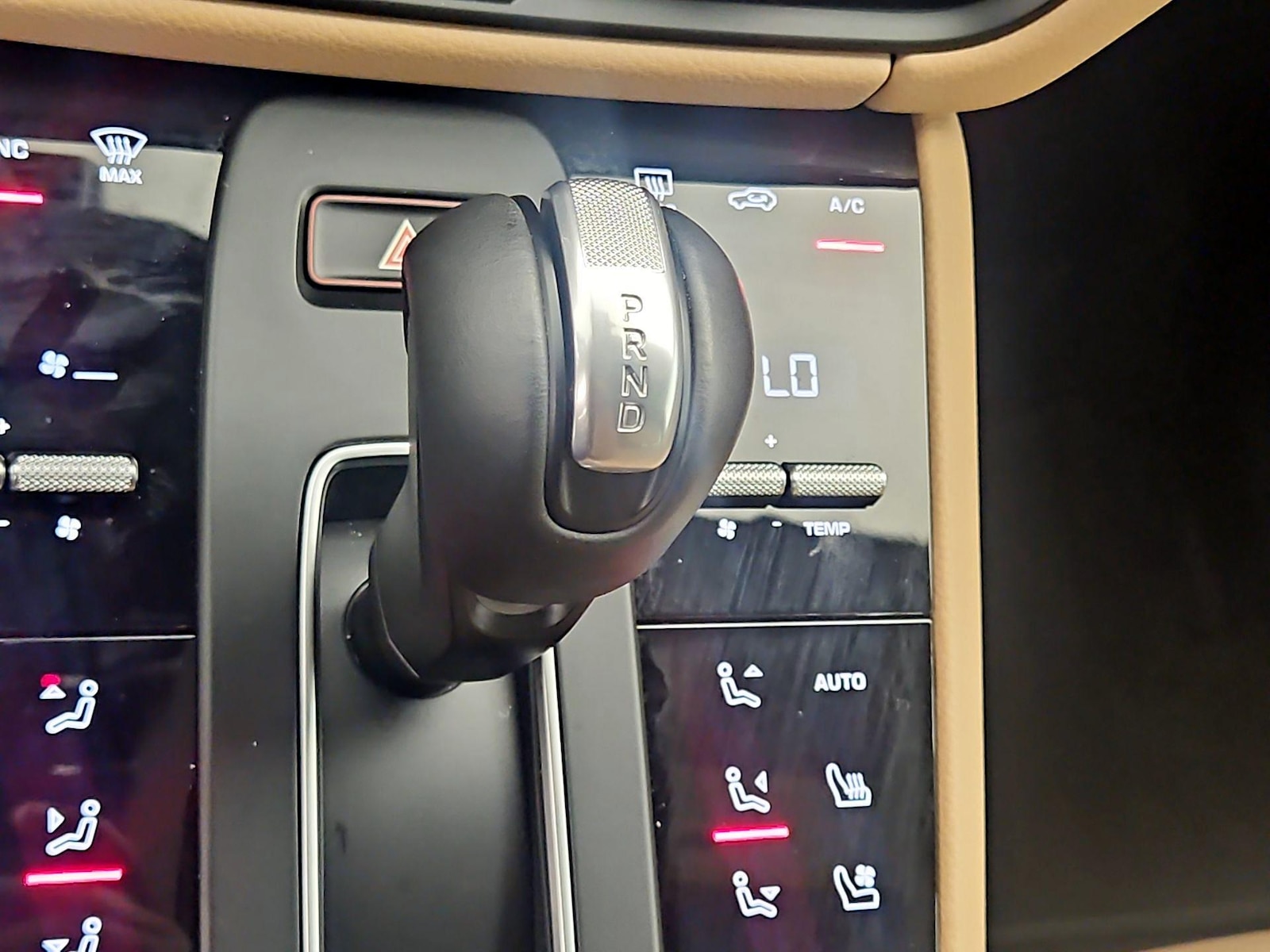 2025 Porsche Macan T - Photo 18