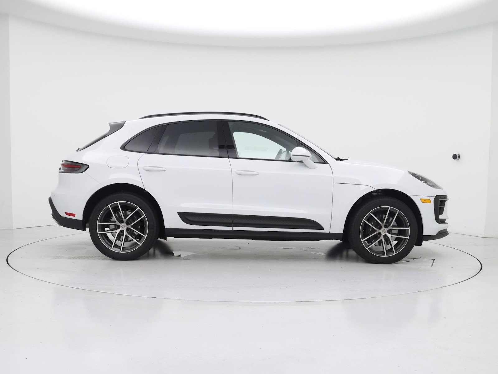 2025 Porsche Macan T - Photo 8