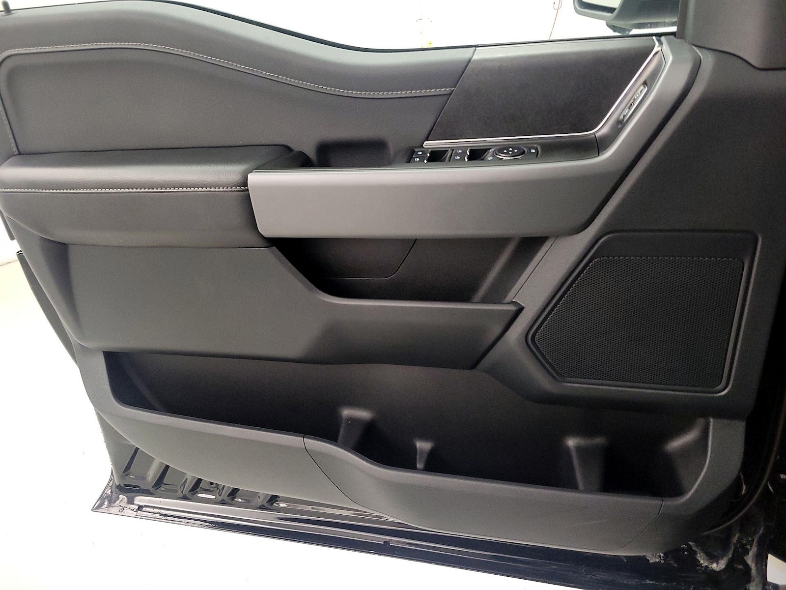 2025 Ford F-150 XLT - Photo 12