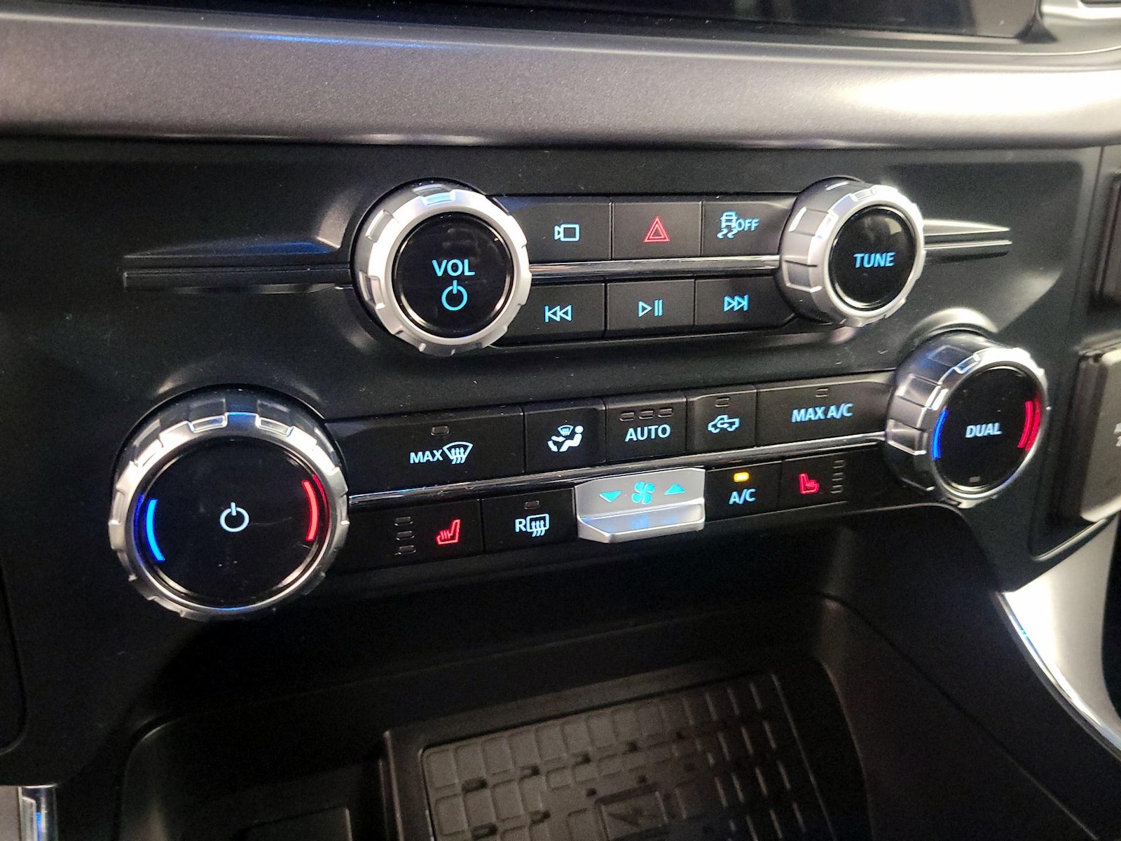 2025 Ford F-150 XLT - Photo 17
