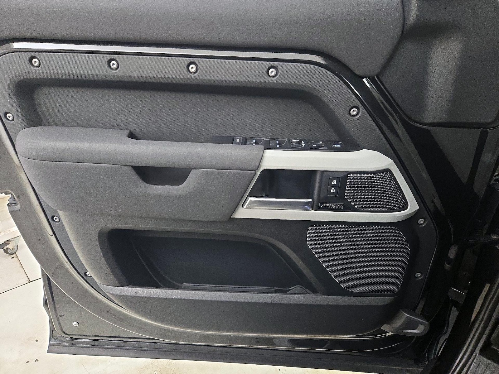 2022 Land Rover Defender X-Dynamic SE - Photo 13
