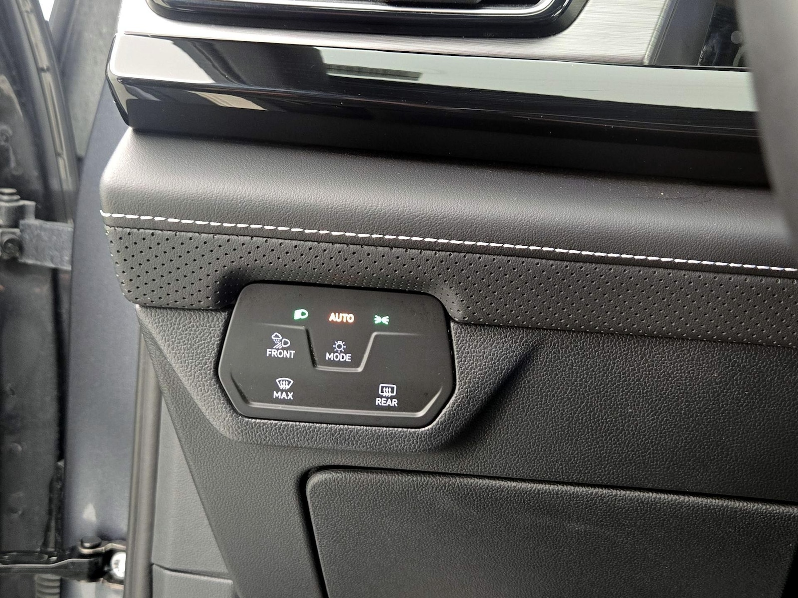 2025 Volkswagen Atlas Cross Sport SE w/Tech - Photo 14