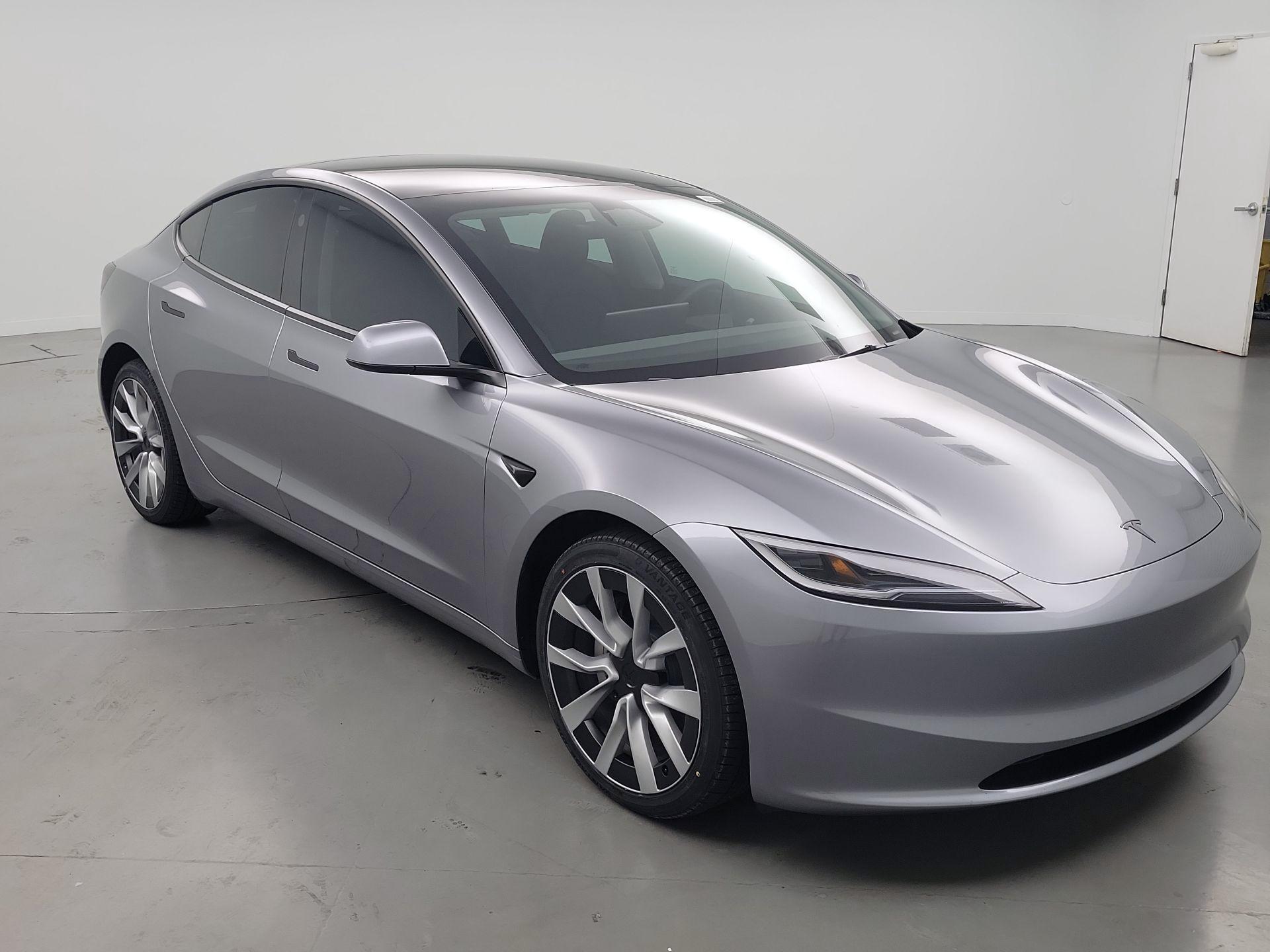 2026 Tesla Model 3 Gris Sedán Tracción en las cuatro ruedas Automática