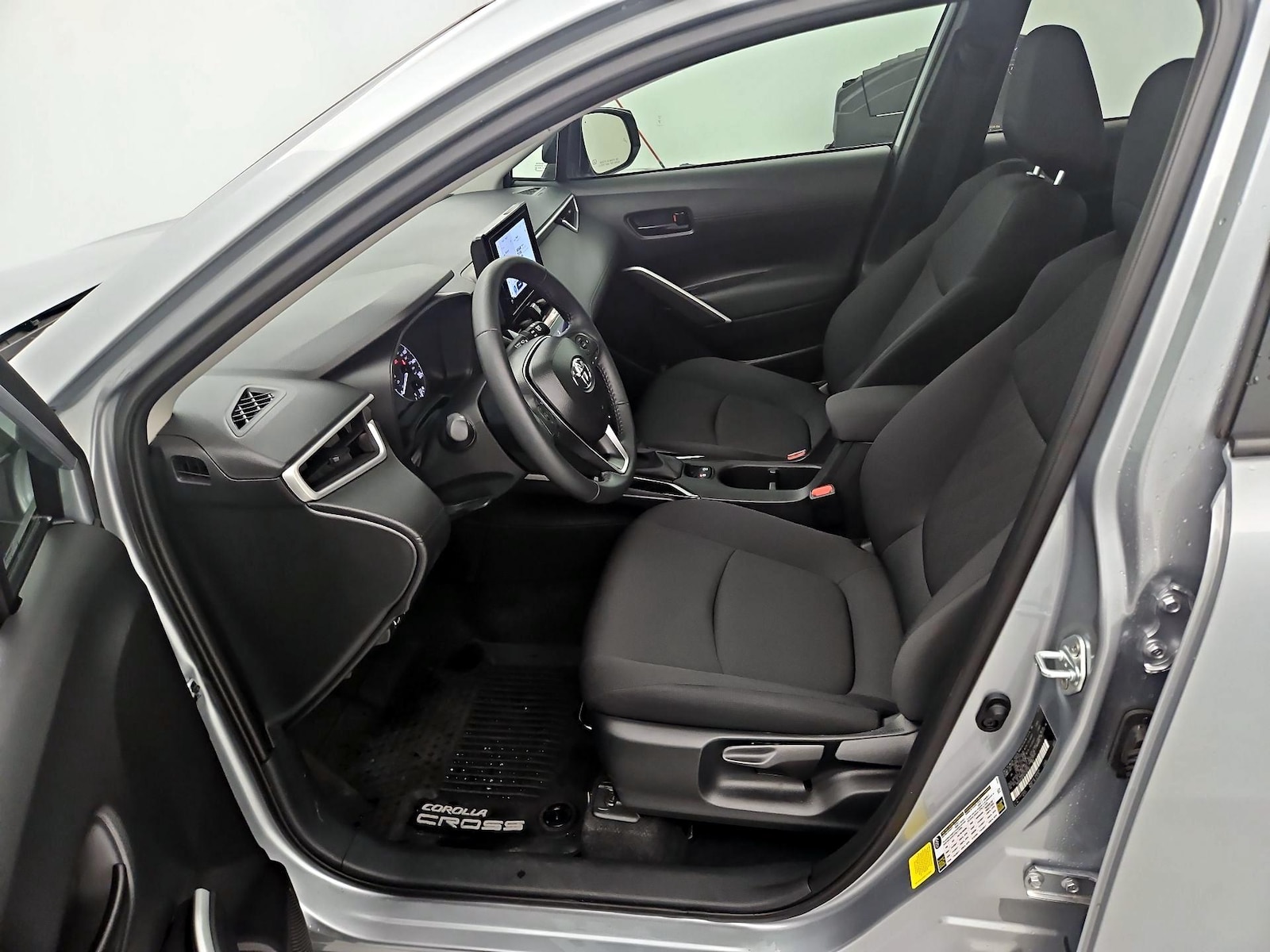 2025 Toyota Corolla Cross LE - Photo 12
