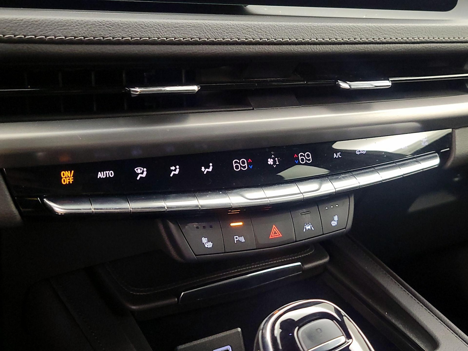 2024 Cadillac XT4 Luxury - Photo 17