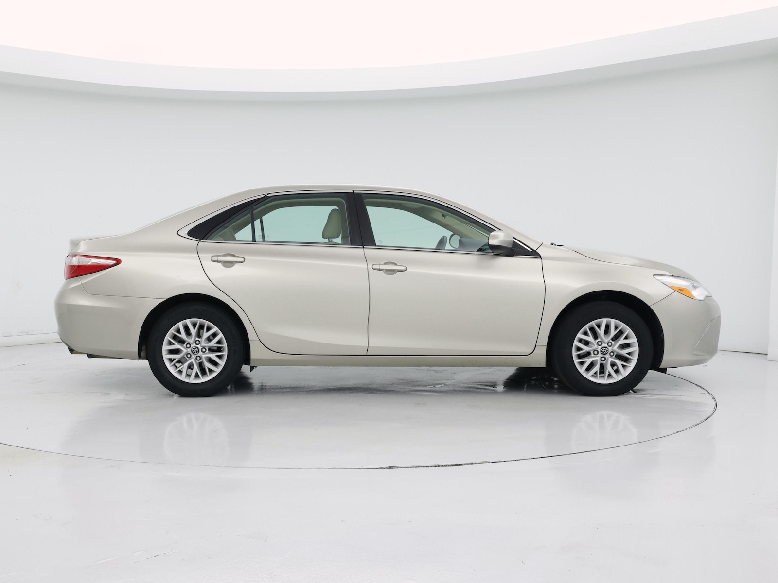 2017 Toyota Camry LE - Photo 8