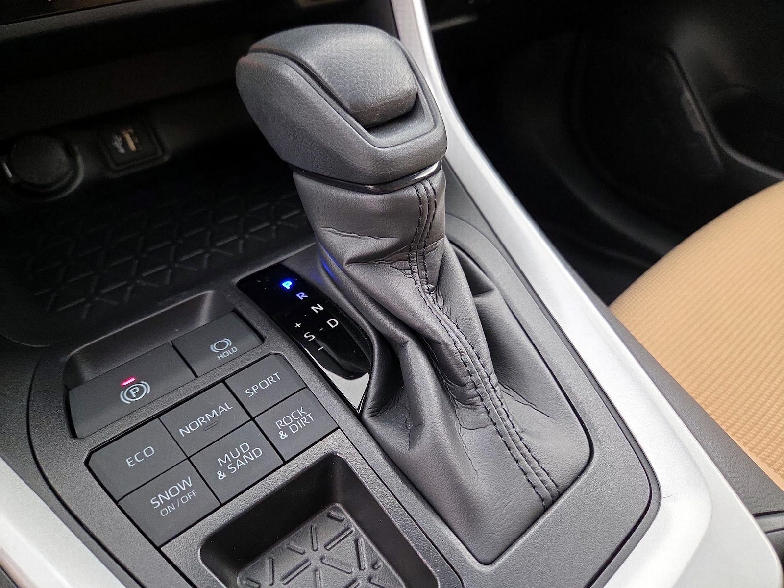 2025 Toyota RAV4 LE - Photo 16