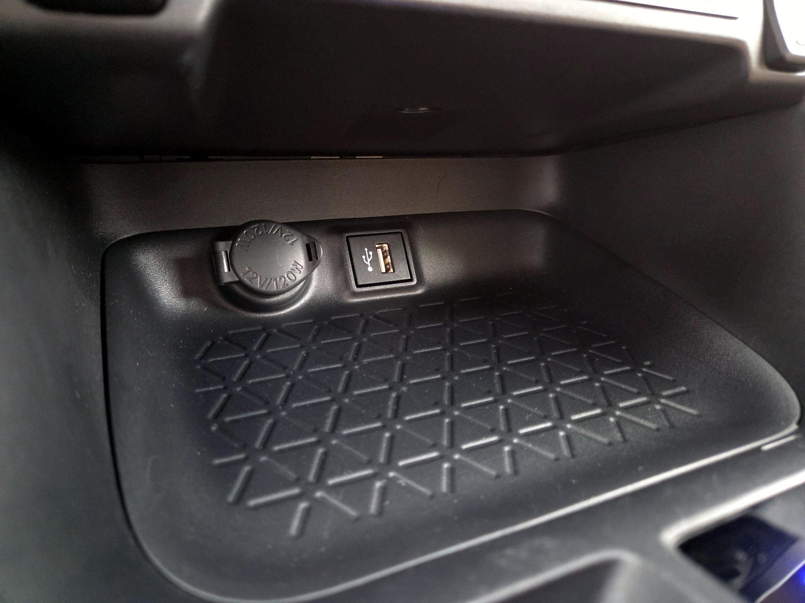 2025 Toyota RAV4 LE - Photo 17