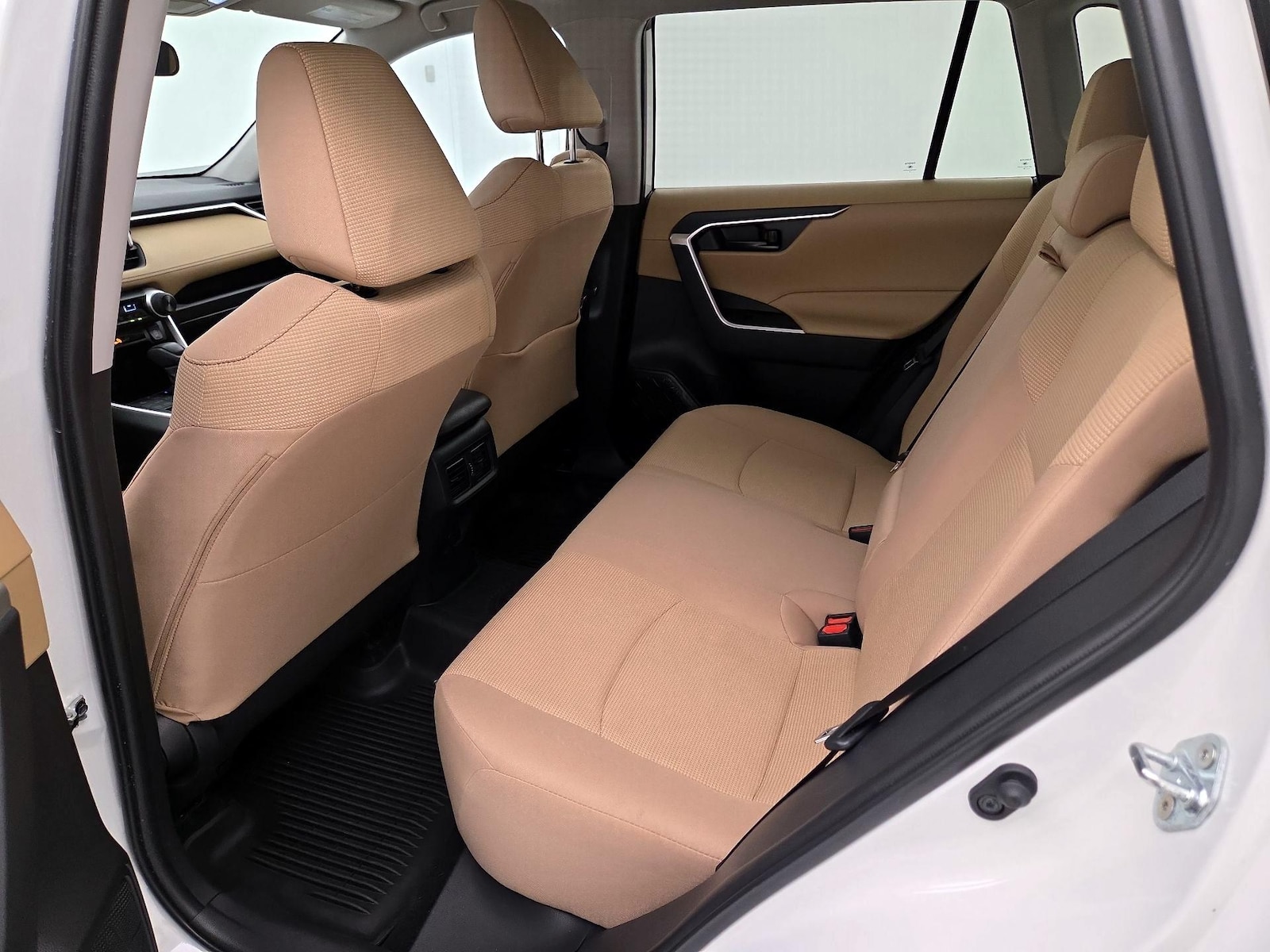 2025 Toyota RAV4 LE - Photo 18