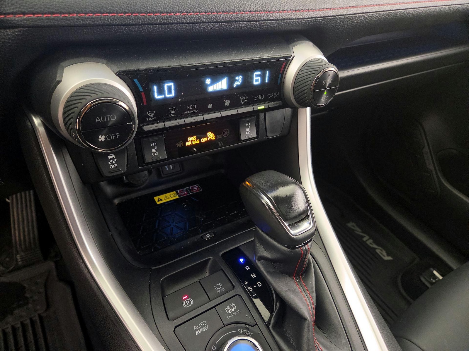 2024 Toyota RAV4 XSE - Photo 17