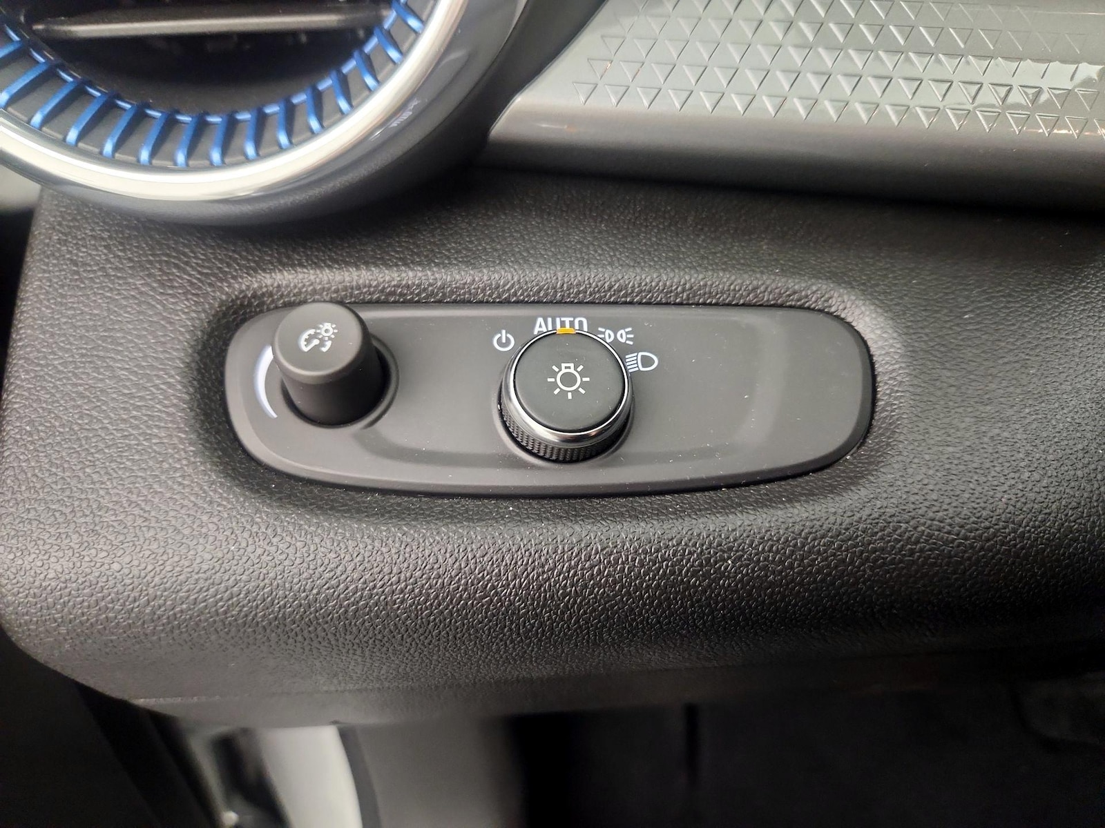 2025 Chevrolet Trax LT - Photo 14