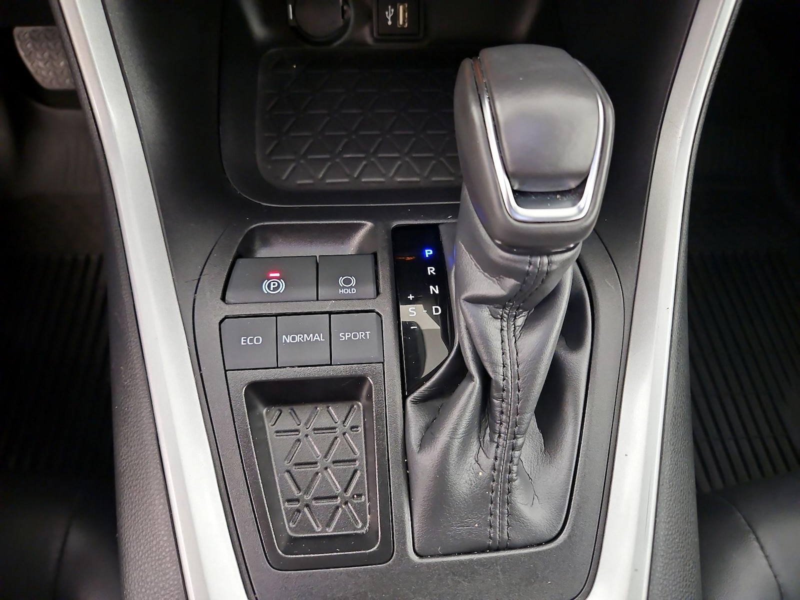 2025 Toyota RAV4 XLE Premium - Photo 18