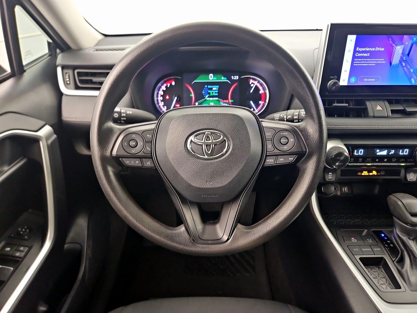 2025 Toyota RAV4 XLE - Photo 11