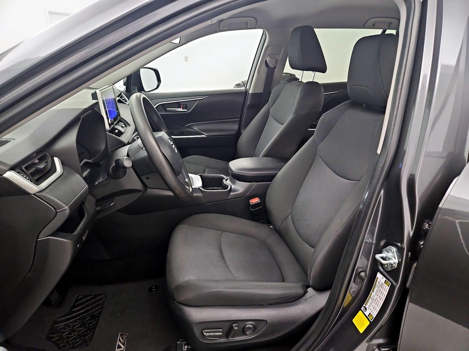 2025 Toyota RAV4 XLE - Photo 12