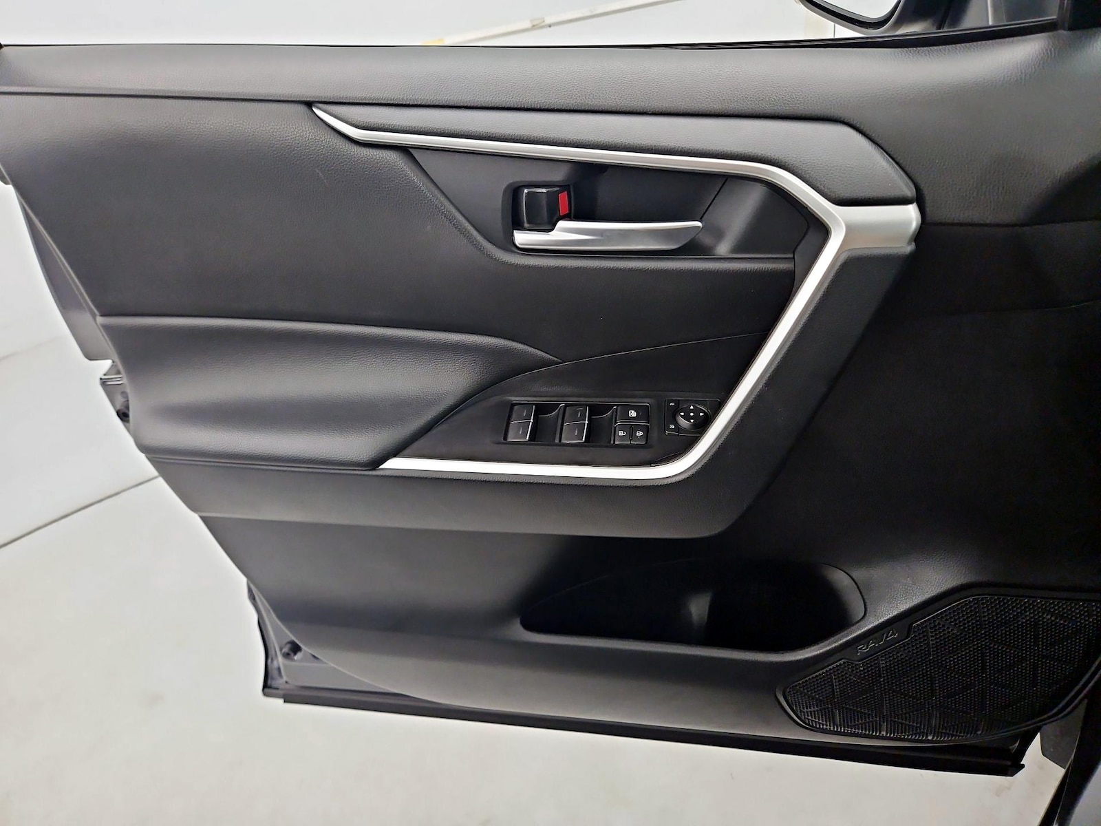 2025 Toyota RAV4 XLE - Photo 13