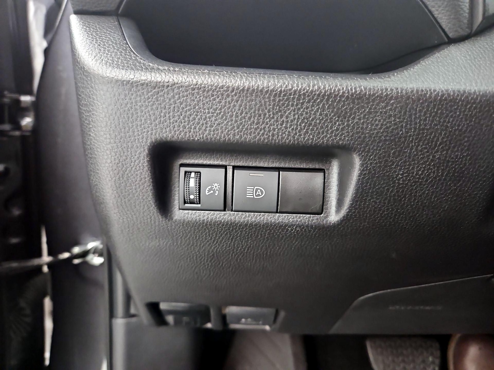 2025 Toyota RAV4 XLE - Photo 14