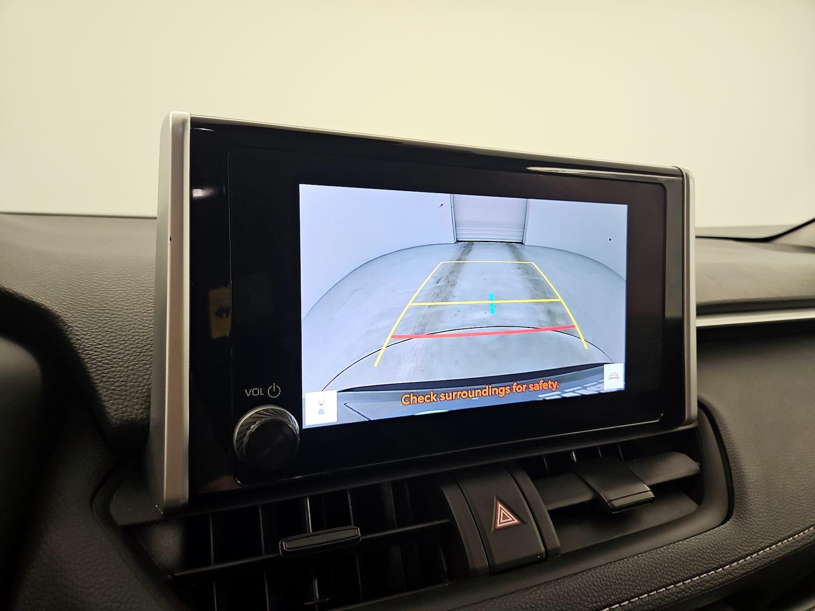 2025 Toyota RAV4 XLE - Photo 15