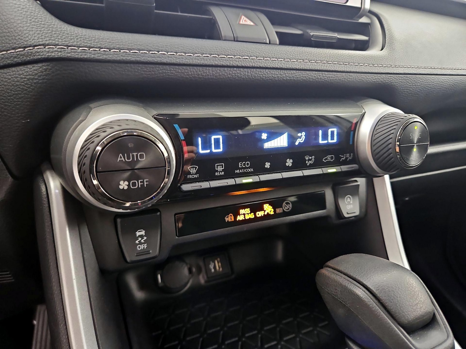 2025 Toyota RAV4 XLE - Photo 17